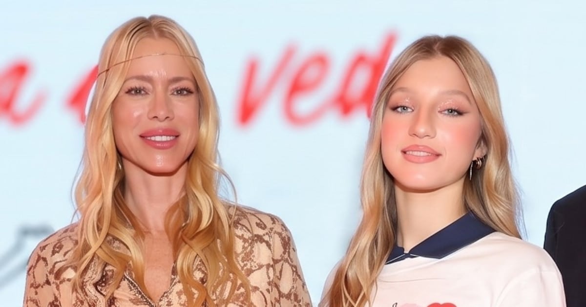 Allegra Cubero se subió a la pasarela con el apoyo de Nicole Neumann, que la miró desde la primera fila