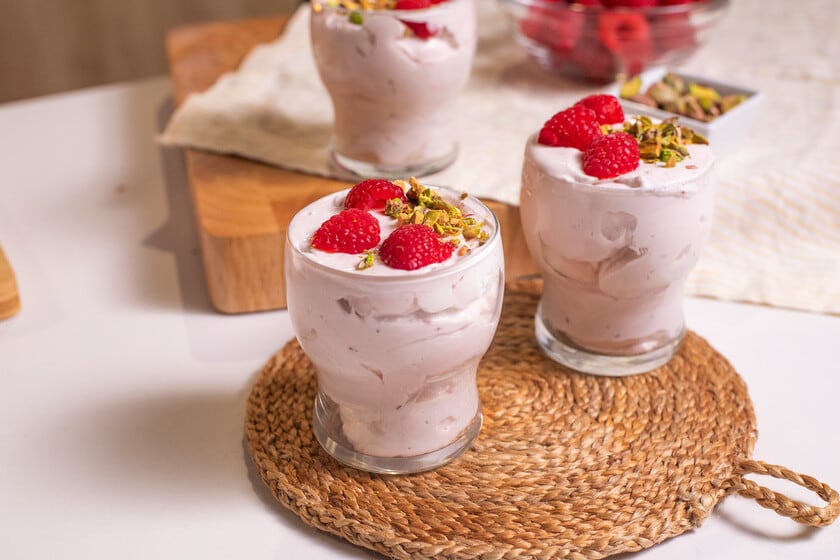 Una mousse de frambuesas sin huevo para resolver el postre con la comida ya empezada