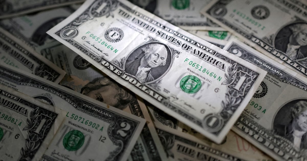 El dólar bajó cinco pesos en la semana y cerró a $1.540 en el Banco Nación, mientras el blue se mantuvo estable en $1.560