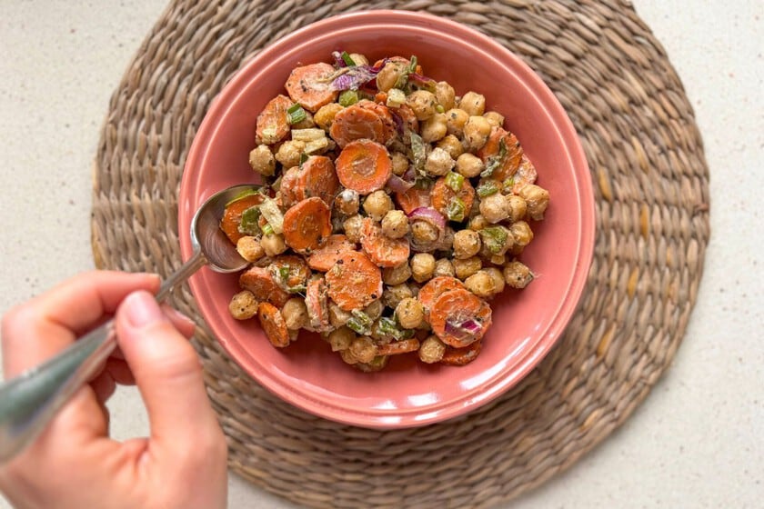 Garbanzos al horno con zanahoria y tahini: una ensalada templada lista en media hora