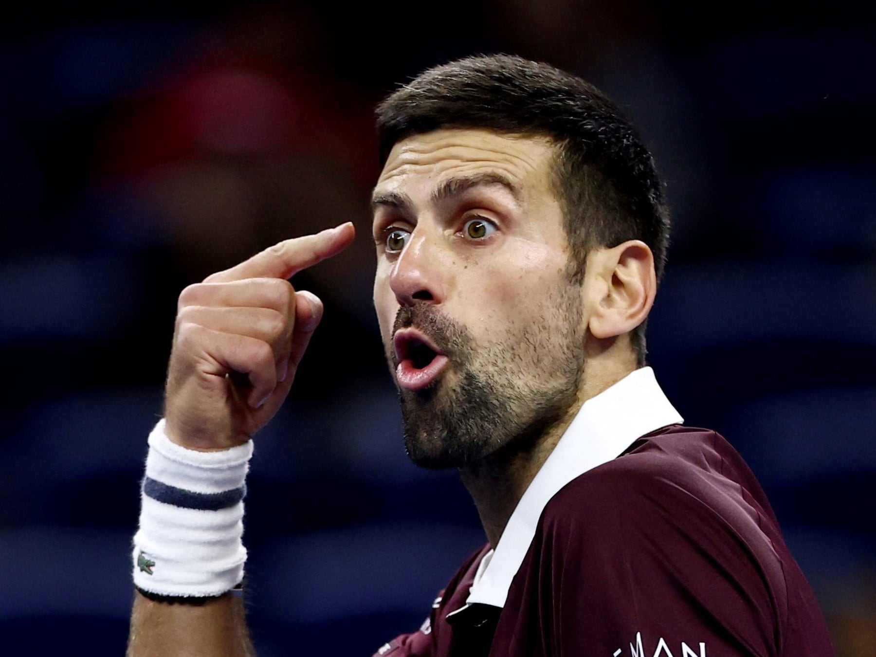 Djokovic se enojó con el línea, le ganó a Zverev y va por Medvedev en semis del ATP de Pekín