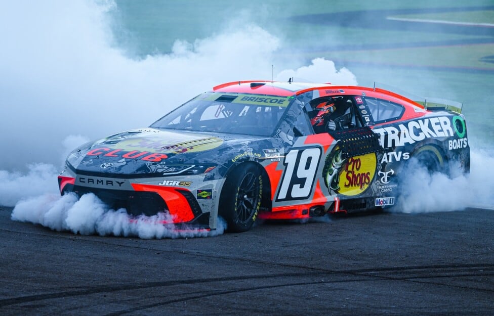 Briscoe se plantó en Las Vegas y Larson, con el Chevrolet golpeado, se llevó un colchón clave para los playoffs