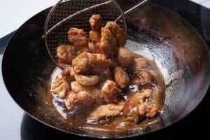 La fórmula del pollo al limón: dos harinas, agua fría y una salsa que se resuelve aparte