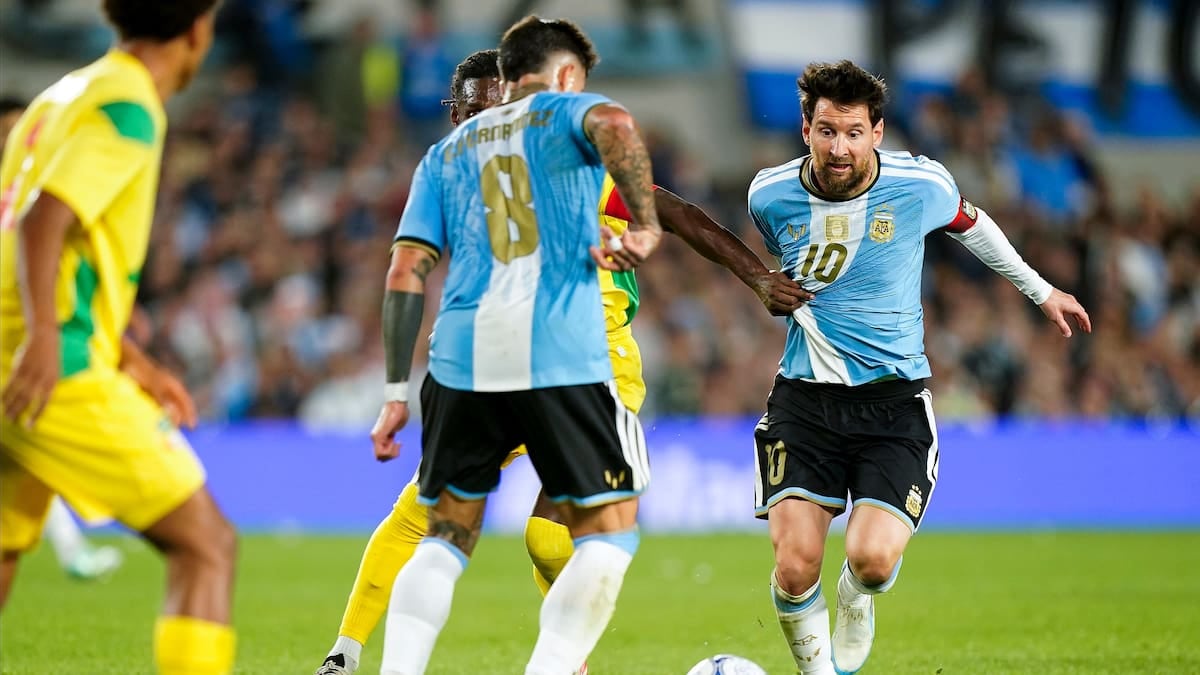 La despedida del diez se destapó con un zapatazo del General: Argentina 1-0 Benín, parcial y con el Monumental en silencio