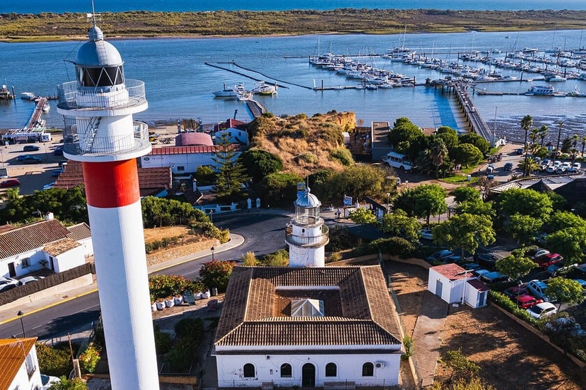 El Rompido: mariscos del Atlántico, dos faros centenarios y una flecha de dunas que crece cada año sobre la costa de Huelva