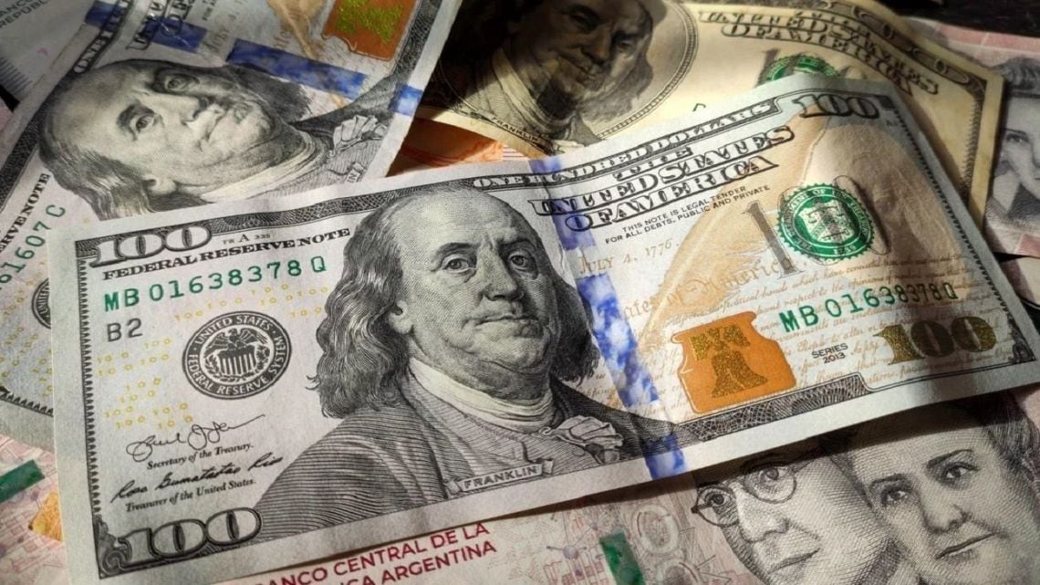 El dólar blue cerró la semana a $1.540 para la venta y quedó equiparado con el oficial del Banco Nación