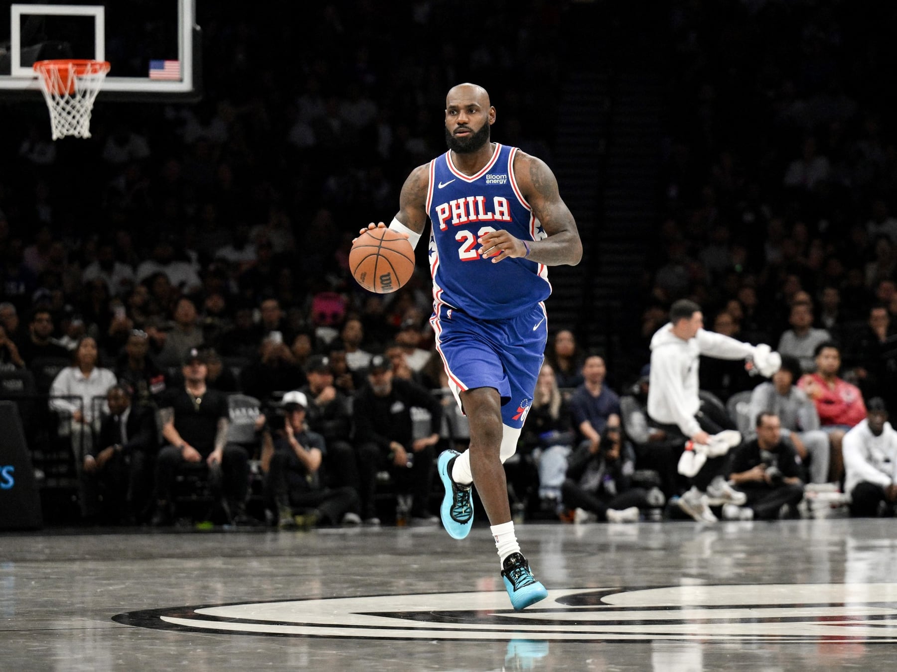 El Rey ya tiene camiseta nueva: LeBron se puso la de los Sixers y el resultado fue lo de menos