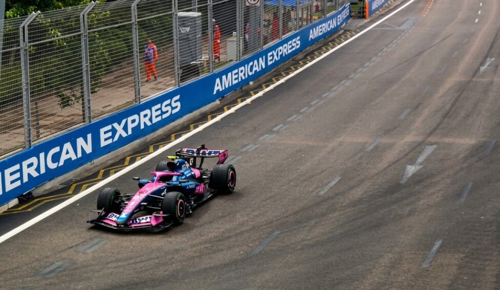 Verstappen se dio el gusto en Marina Bay y Colapinto se quedó mirando el curbete