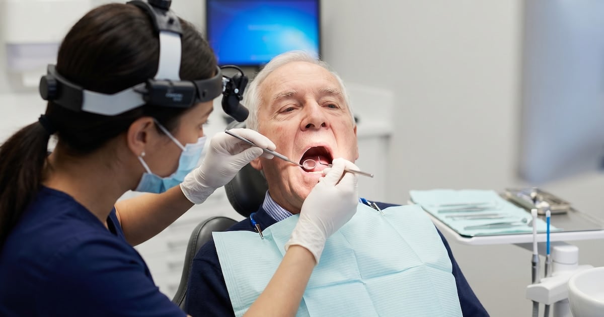 Dientes que se van, cabeza que se nubla: lo que una revisión reciente encontró en adultos mayores