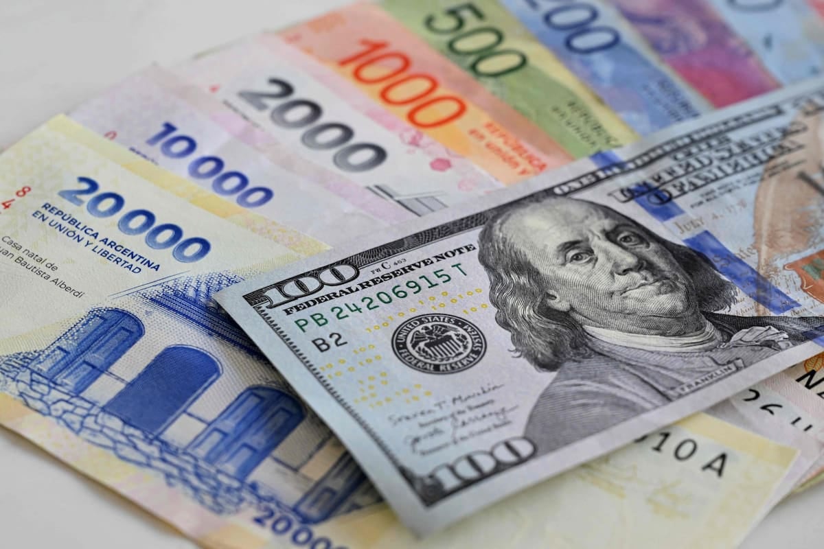 Precios en dólares: Argentina completó su segundo mes por debajo del promedio regional, pero la ropa y los restaurantes siguen liderando el sobrecosto