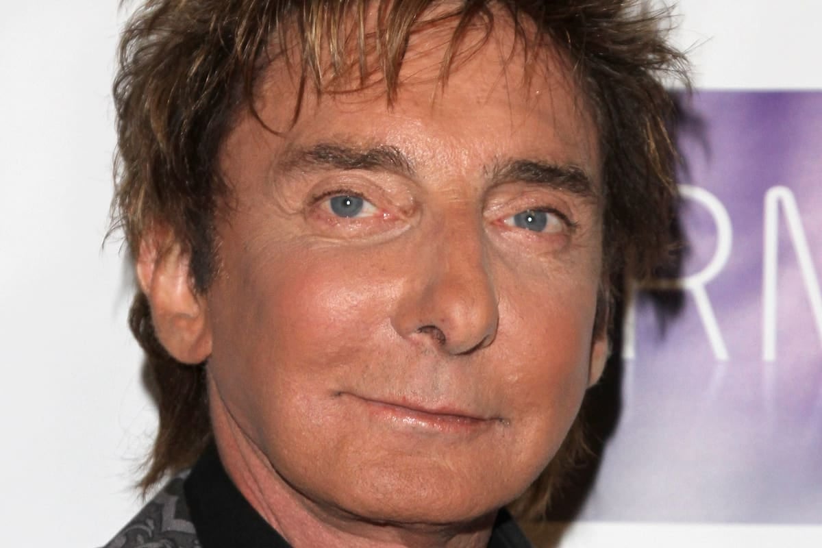 Barry Manilow apagó la voz a los pocos minutos de empezar y Las Vegas se quedó esperando