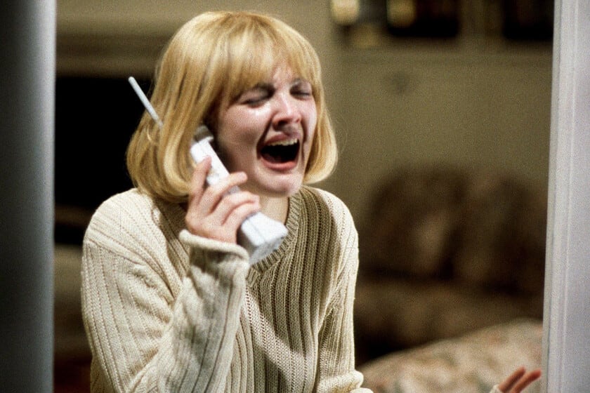 Cómo Wes Craven logró que Drew Barrymore llorara de verdad en la escena más recordada de Scream