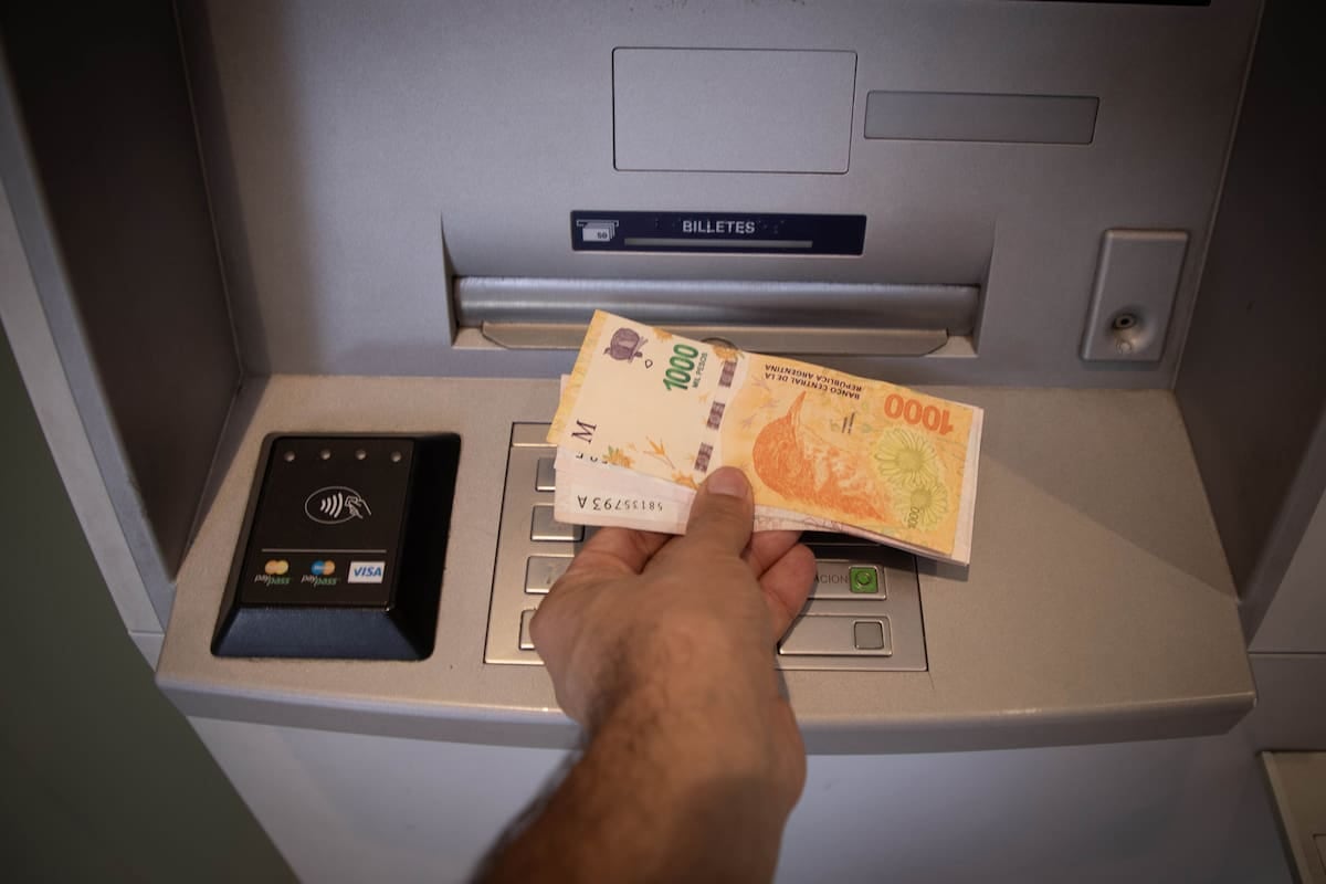 Bancarias en retirada: el sistema financiero argentino perdió casi quince puntos de su red física desde 2019
