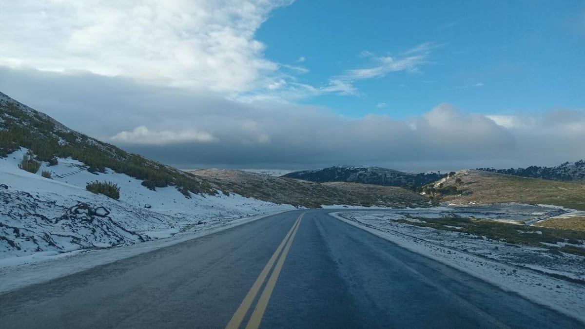 Cordillera neuquina: los dos pasos a Chile siguen abiertos este lunes, pero con cadena, hielo y paciencia