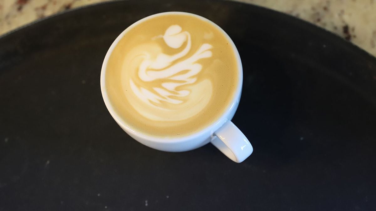 Leche deslactosada con recargo de $1.500 en un café de Neuquén: cuándo es legal y cuándo no