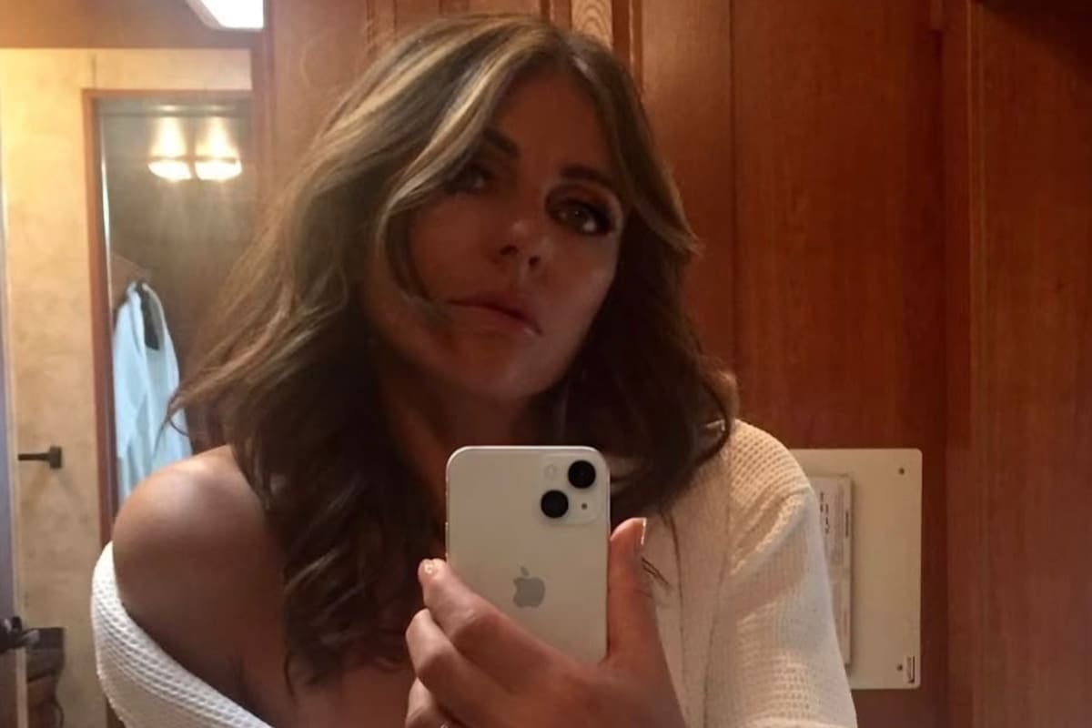 Elizabeth Hurley vuelve al set de The Burbs y el anillo en su ojo izquierdo desató una nueva ola de rumores en redes