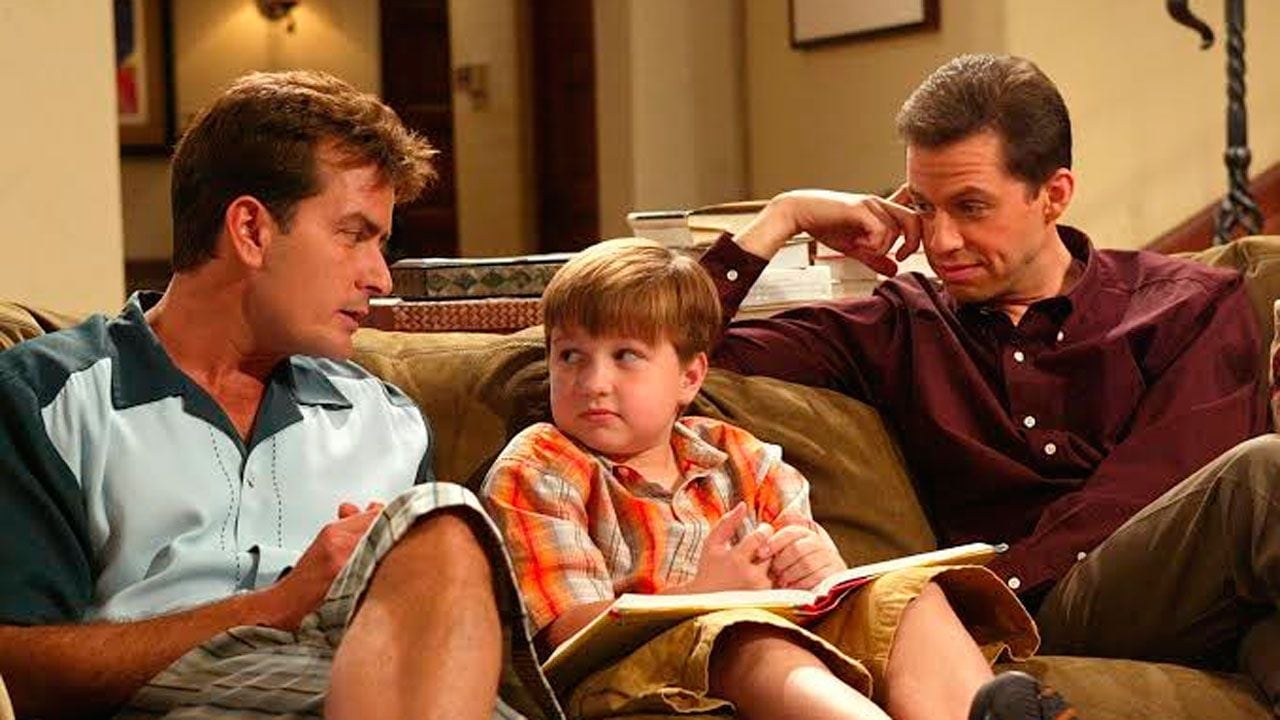 El galán que se bajó del casting: Hugh Grant estuvo a un firma de reemplazar a Charlie Sheen y dijo que no