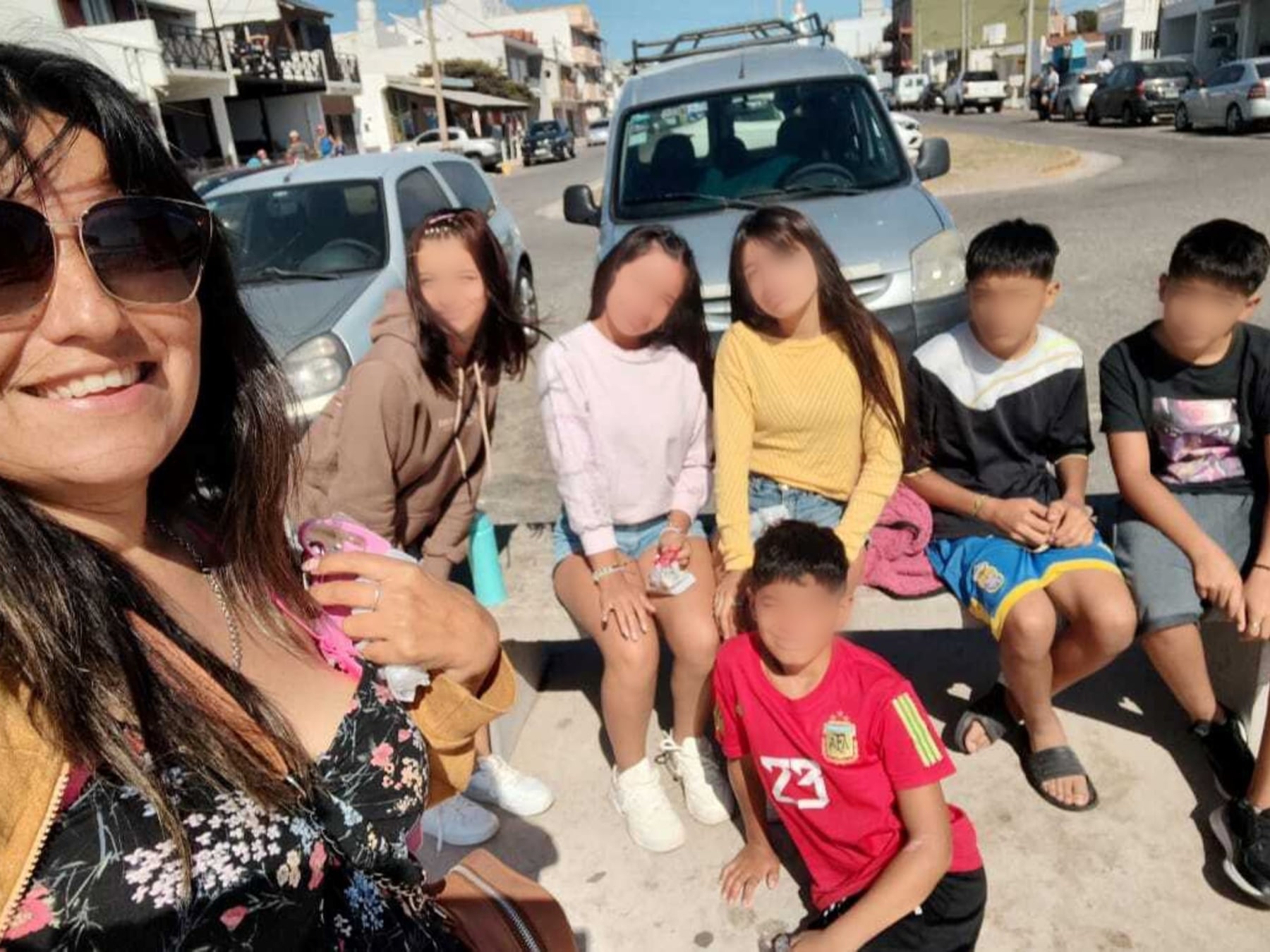 De dos a nueve en un living: la historia de María Laura, la maestra que adoptó a seis hermanos y terminó armando una familia que ni el destino se animó a pronosticar