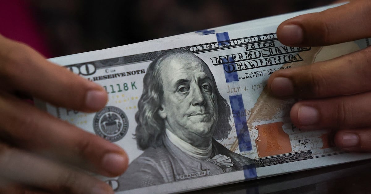 El dólar se sostiene en $1.535 y la brecha con la inflación ya acumula casi 30 puntos de erosión al bolsillo