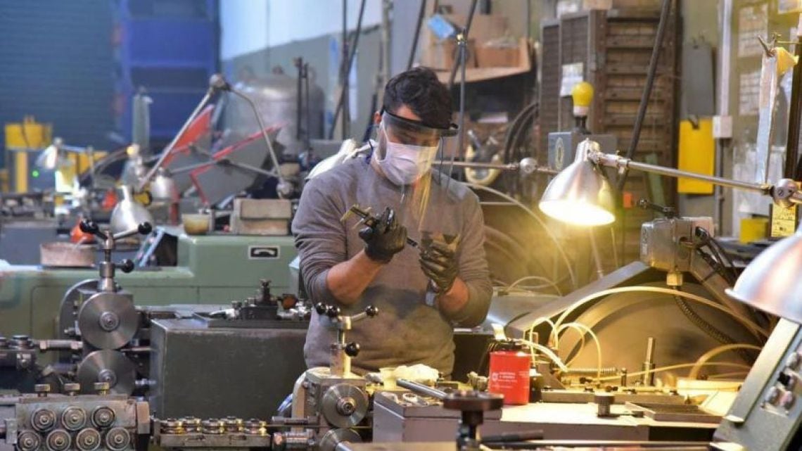 La industria trabaja con cuatro de cada diez puntos de capacidad ociosa y la informalidad gana terreno entre los despidos