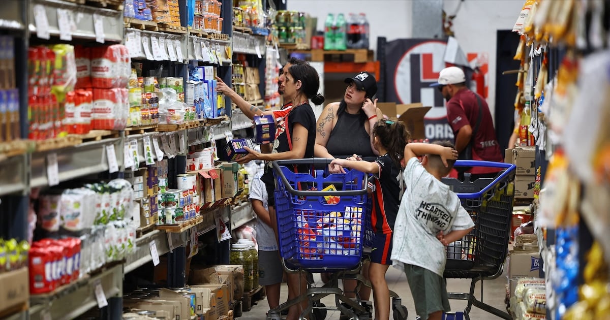 El sendero descendente de los precios avanza con desvíos: la inflación mensual se moverá entre 1,6% y 1,8% al menos hasta marzo de 2027