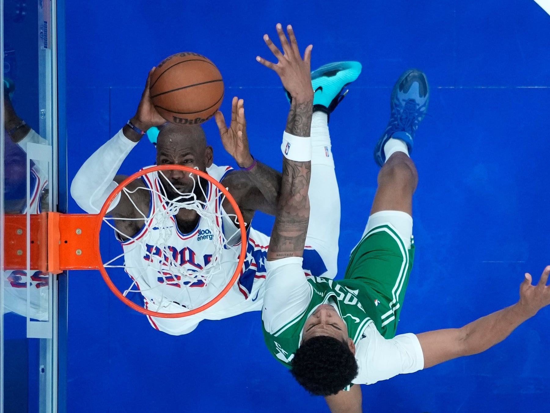 El Rey cambió de corona: LeBron se puso la camiseta de los Sixers y ya hizo vibrar Filadelfia