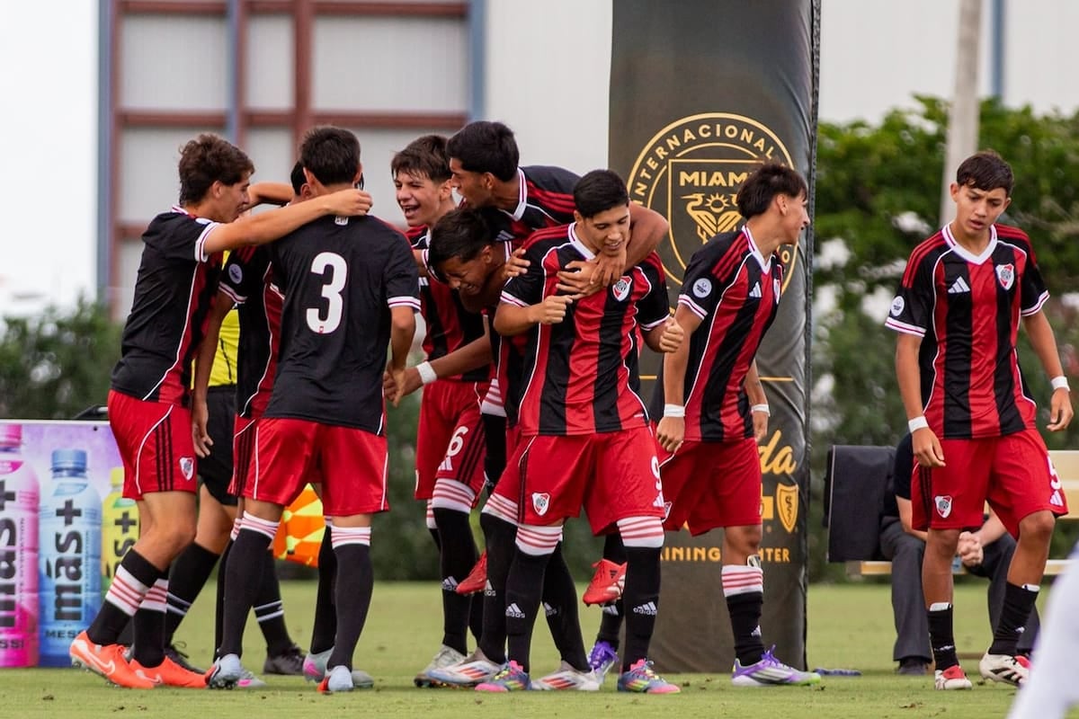 Tres argentinos y un trofeo con la firma de Messi: arranca la copa donde los pibes valen oro