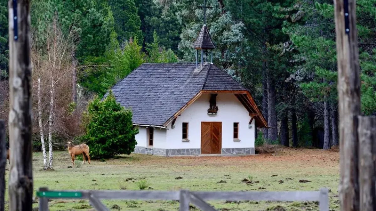 Una capilla con aire de los Alpes que sobrevive entre las lengas de Villa Lago Meliquina