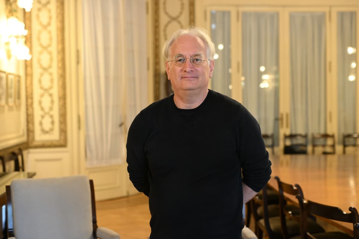 Wayne Holmes: usar inteligencia artificial en las aulas puede ampliar la brecha entre escuelas y uniformar lo que se enseña