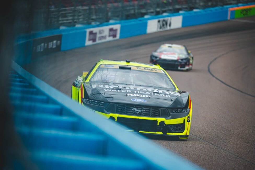Blaney se adueñó de la pole en Phoenix y el campeón Larson arranca pidiendo limosnas