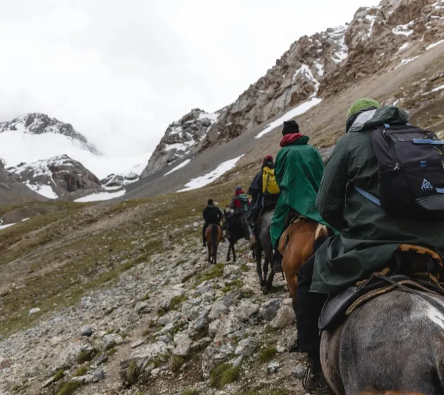 Turismo con estampa rural en Caviahue: una familia neuquina rescata la vieja cabalgata del abuelo y la ofrece con sello propio
