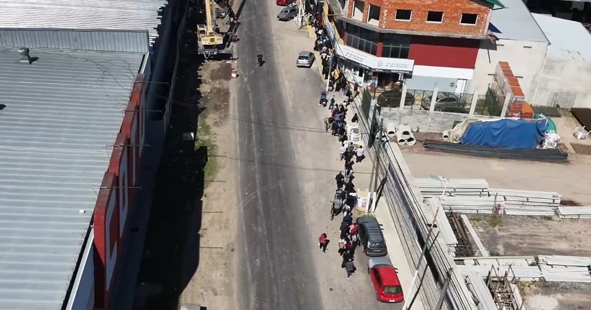 Ezeiza: más de diez cuadras de fila para conseguir uno de los 40 puestos en blanco que ofreció una distribuidora alimenticia