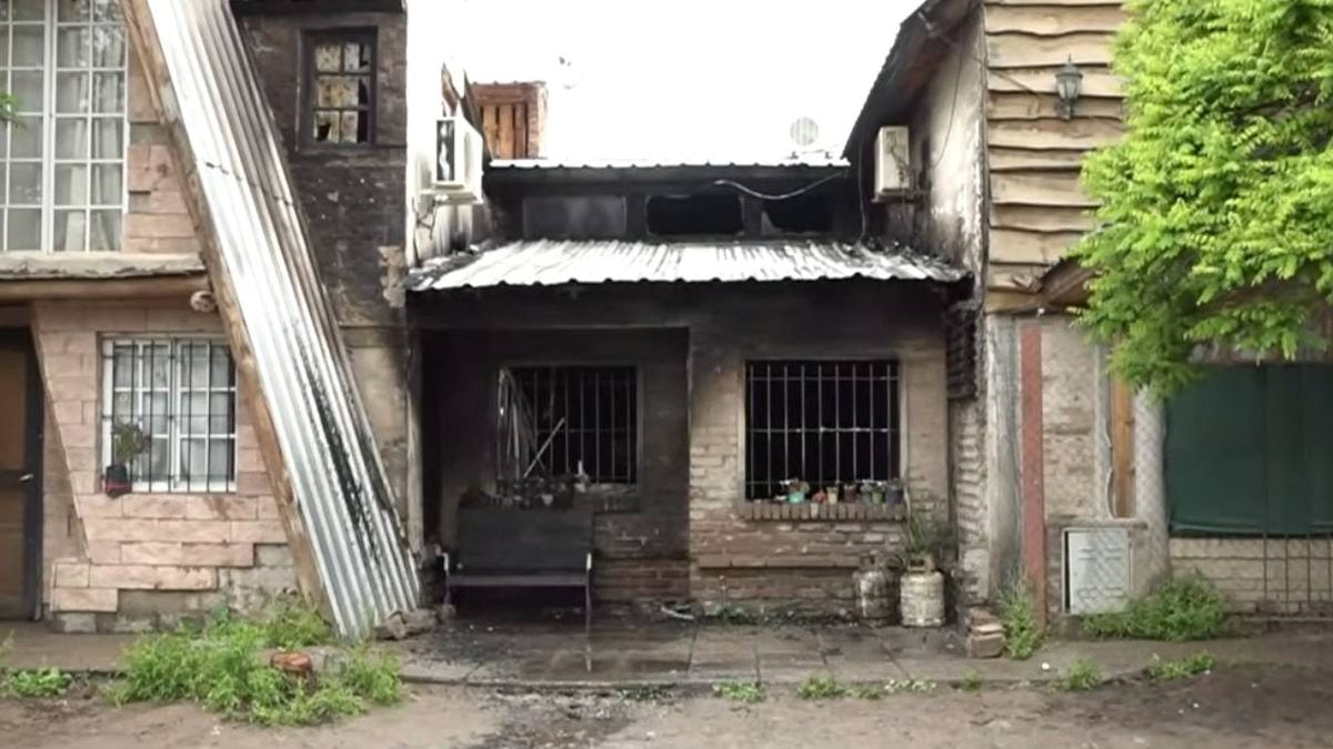 Una familia escapó ilesa de un incendio que devastó una casa en Neuquén