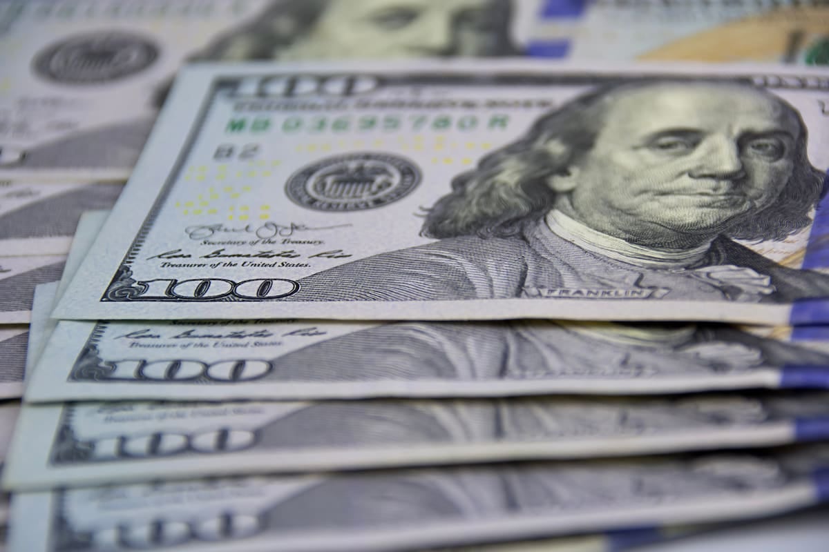 El dólar mantiene su referencia del viernes con una brecha mínima y preciosMinoristas al alza
