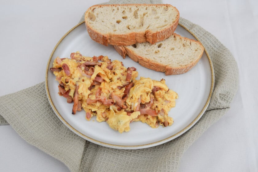 El fuego bajo y el movimiento constante hacen la diferencia en unos huevos revueltos con bacon